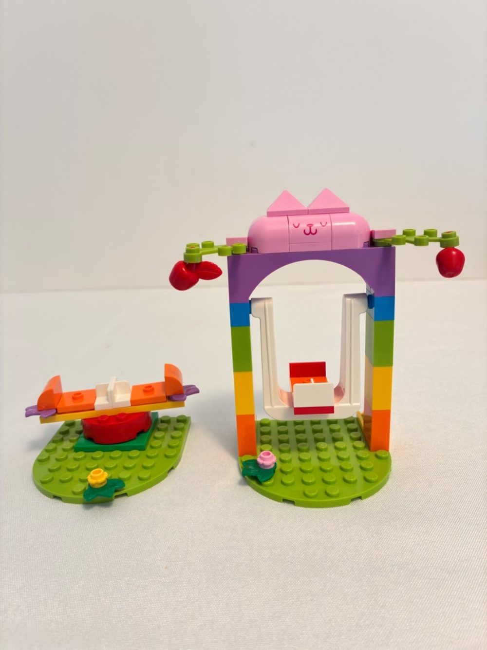 Lego Gabby's Dollhouse Kitty Fairy's Garden Party #10787 Retired - Picture 7 of 11